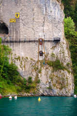 Klippenspringen an der felswand von Sisikon, Schweiz