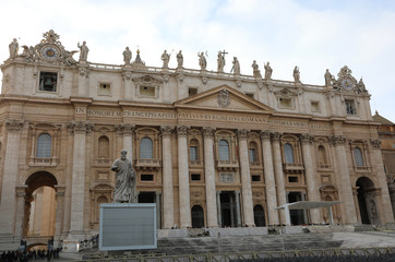 Fototapeta na wymiar Wide Basilica of St Peter in Vatican City and the big Statue of