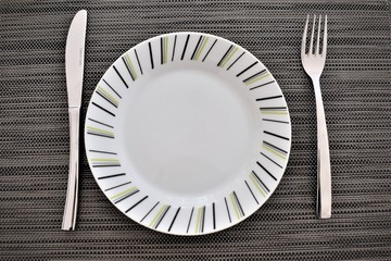 Mesa puesta para comer, tenedor, cuchillo y plato