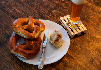 Bayerische Brotzeit mit Brezen und Obazda
