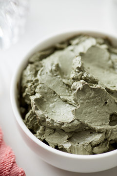 Healing clay mask with bentonite.