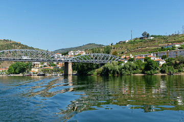 Fototapeta premium Pinhao vom Fluss aus gesehen, Douro, Portugal