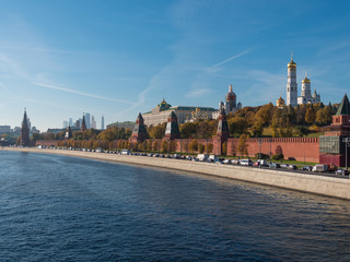 Obraz premium Sunny summer day moscow river bay kremlin panorama .