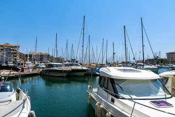 Segelyachten in einem Hafen an der Cote d'azur in Frankreich