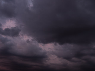 Obraz premium Piękne chmury różnych form na wysokim niebie