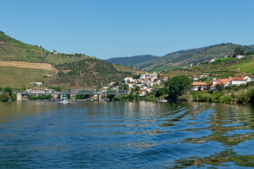 Fototapeta na wymiar Pinhao vom Fluss aus gesehen, Douro, Portugal