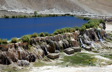 Obraz premium Band-e Amir lakes near Bamyan (Bamiyan) in Central Afghanistan. Band e Amir was the first national park in Afghanistan. The natural blue lakes are formed by travertine dams. View of a travertine wall.