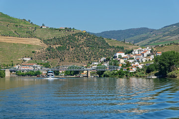 Fototapeta na wymiar Pinhao vom Fluss aus gesehen, Douro, Portugal