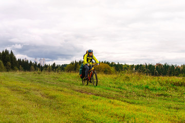 Obraz premium cyclist traveler rides through the natural landscape