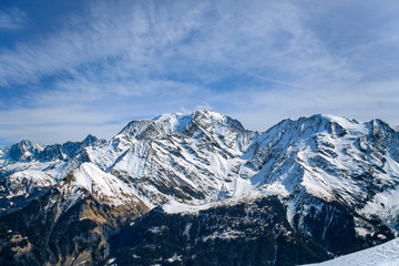 Fototapeta premium Francuska strona masywu Mont Blanc w słoneczny dzień. Chamonix Haute-Savoi, Francja.
