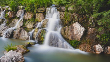 Fototapeta na wymiar Künstlicher Wasserfall