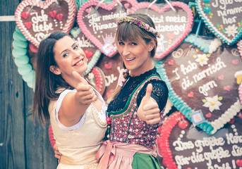 2 Madels mit Dirndl auf der Dult Wiesn Oktoberfest