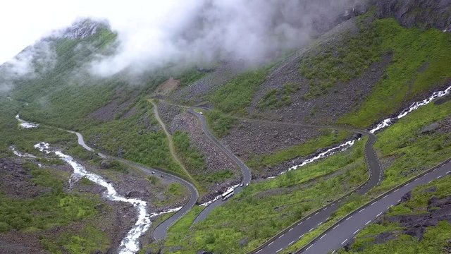 Serpentinen in Norwegen - Vogelperspektive