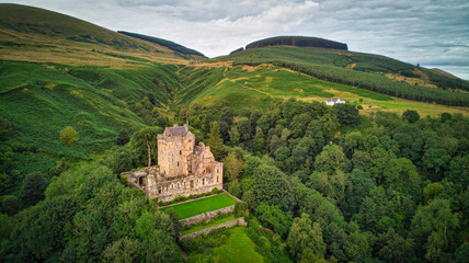 Fototapeta na wymiar Castle Campbell - Old castle in green countryside