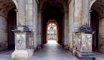 Arcos y columnas. Profundidad de campo. Profundidad de foco. Arquitectura. Dresden. Alemania. 