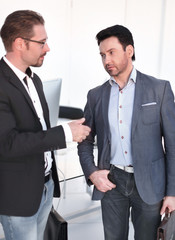 Fototapeta premium close up.two business partners talking in an office hallway.