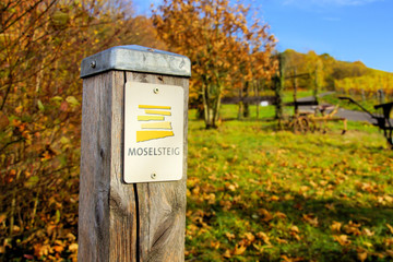 Schild Moselsteig in den Weinbergen von Enkirch der Mosel