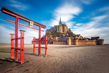 Fototapeta na wymiar Japanese temple in front of Mont Saint Michel