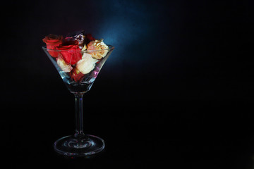 カクテルグラスの中に薔薇