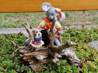 gehäkelter Elefant auf einem Baumstamm