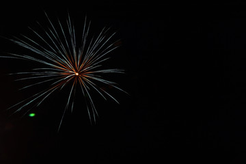 Fototapeta premium Fuegos artificiales en cielo nocturno