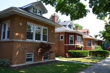 Fototapeta Mid-Century bungalows built from 1910 to 1930 are typical to Chicago and it's surrounding suburbs.  obraz