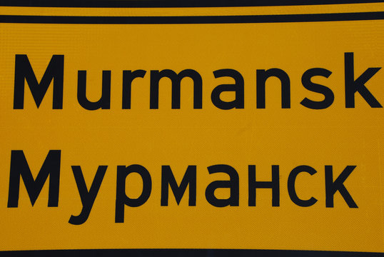 Murmansk Schild Ortsschild Russland Stadt Schrift gelb schwarz Oblast Kola Bucht Grafik Hafenstadt Arktis Halbinsel Stra&szlig;enschild Stra&szlig;e Polarkreis Kirkenes Nordwestrussland Nordflotte russische 