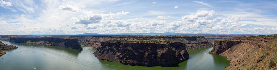 Fototapeta na wymiar Beautiful View of The Cove Palisades State Park during a cloudy and sunny summer day. Taken in Oregon, United States of America.