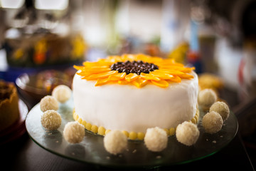 Fondant bedeckte Kokostorte mit Sonnenblumenmotiv