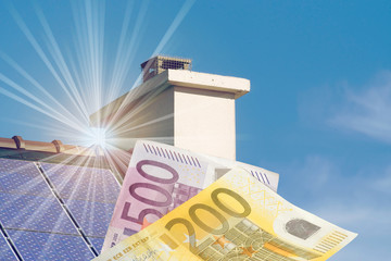 Ein Haus mit Solaranlage und Euro Geldscheine