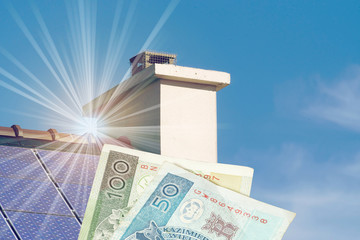 Ein Haus mit Solaranlage und Geld Polnische Zloty PLN