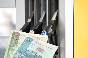 Tankstelle in Polen und Banknoten Polnische Zloty PLN