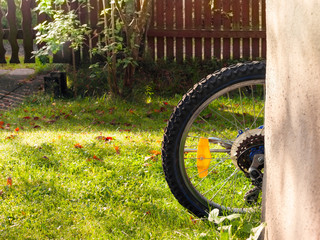 Fototapeta na wymiar bicycle leaning against the wall