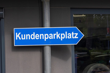 ein Hinweisschild mit der Aufschrift Kundenparkplatz