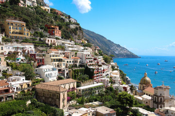 Fototapeta na wymiar View on the bay and the colorful houses of Positano