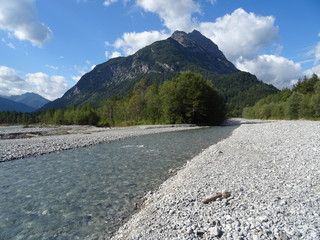 fluss lech mit bergen 