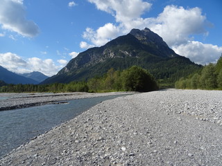 fluss lech mit bergen 