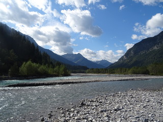 fluss lech in &ouml;sterreich mit berge