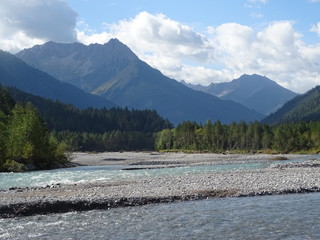 fluss lech in &ouml;sterreich mit berge