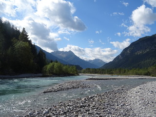 fluss lech mit bergen 