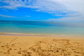 エメラルドブルー