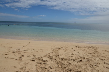 エメラルドブルー