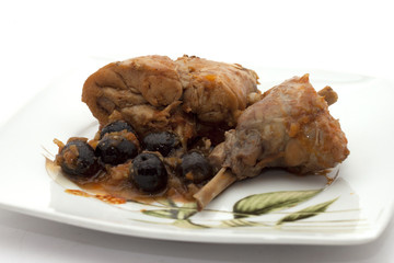 coniglio con olive cotto al forno servito su piatto
