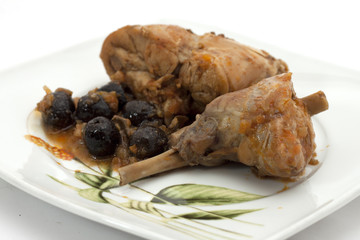 coniglio con olive cotto al forno servito su piatto