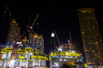 Fototapeta na wymiar Construction of a large city building at night.