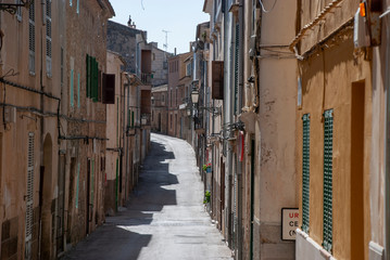 Fototapeta na wymiar Häuser in leerer Gasse in Arta auf spanischer Insel Mallorca