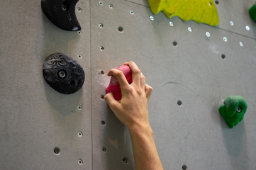 Detail beim Klettern in der Kletterhalle hier Hand
