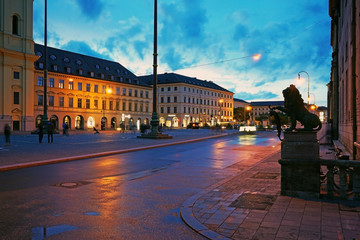 Der Odeonsplatz in München am Abend