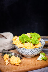 Choux-fleur et chou romanesco en fleurettes dans un bol céramique	