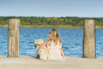 Hund und Mädchen am See